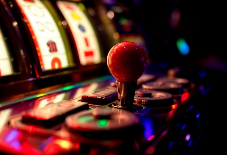 Simbol scatter bulan emas yang memicu putaran gratis di Wolf Gold